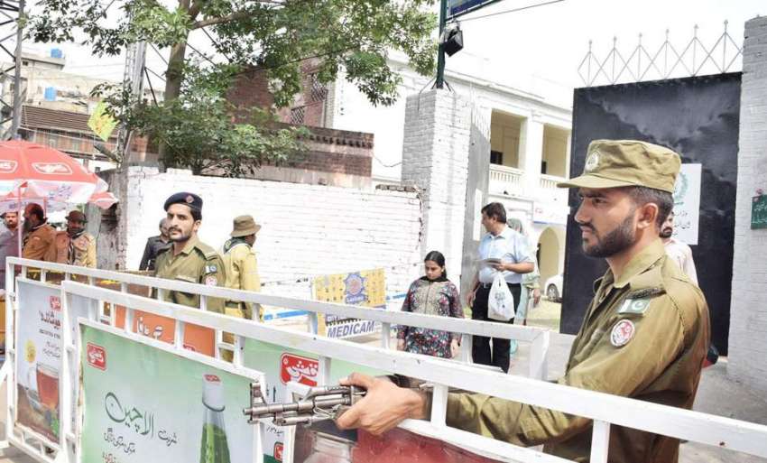 لاہور: حاجی کیمپ کے داخلی راستے پر پولیس اہلکار الرٹ کھڑا ..