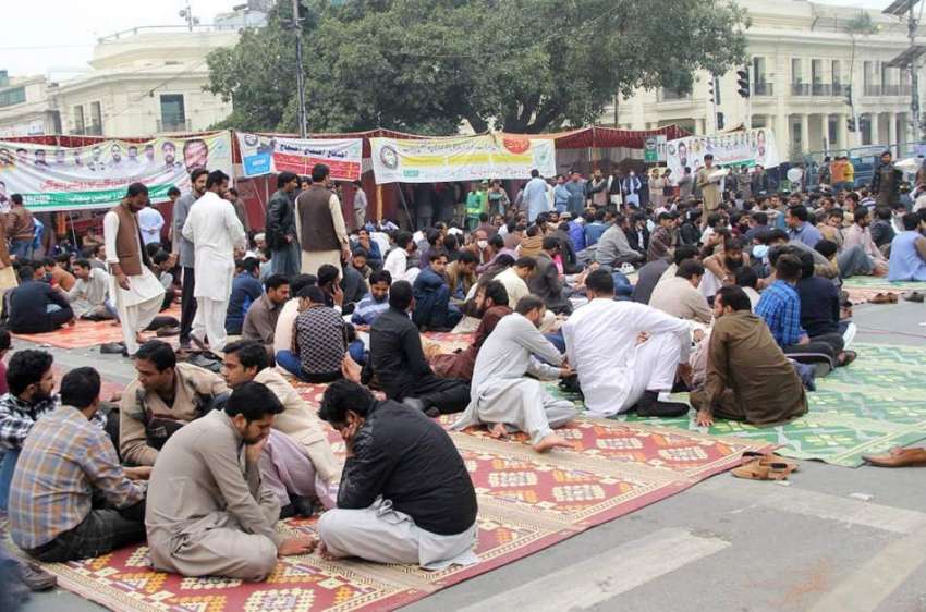 لاہور: پنجاب لینڈ ریکارڈ اتھارٹی کے ملازمین اپنے مطالبات ..