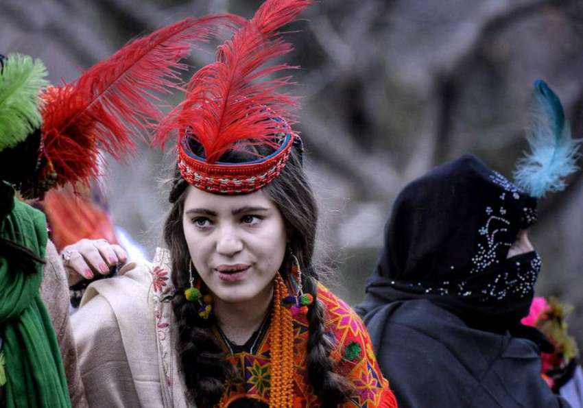 چترال: کیلاش میں جاری چاوموس فیسٹیول میں شریک خاتون نے روایتی ..