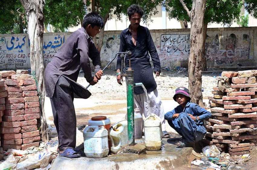 حیدر آباد: شہری ہینڈ پمپ سے پینے کے لیے پانی بھر رہے ہیں۔