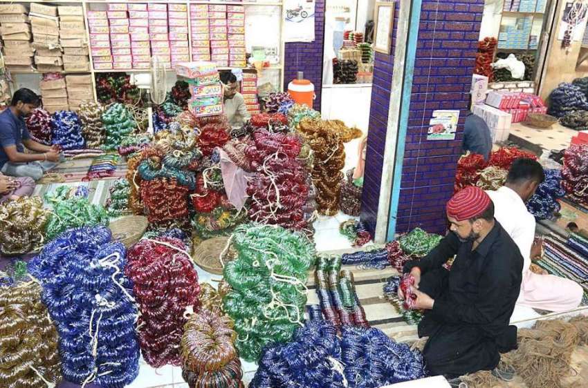 حیدر آباد: مقامی کارخانے میں مزدور چوڑیاں مارکیٹ میں سپلائی ..
