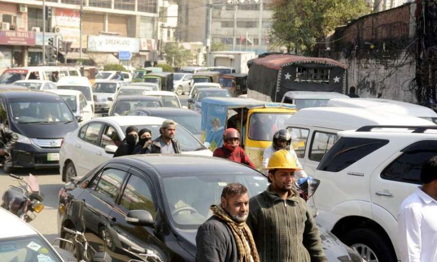 لاہور: شملہ پہاڑی چوک میں بد ترین ٹریفک جام کا منظر۔