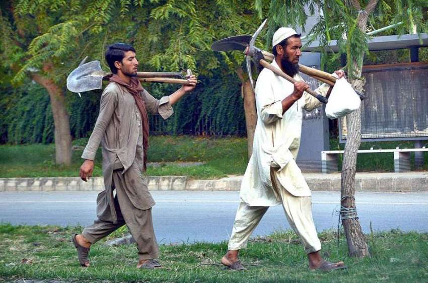 اسلام آباد: مزدور اپنے اوزار اٹھائے دیہاڑی کی تلاش میں جا ..