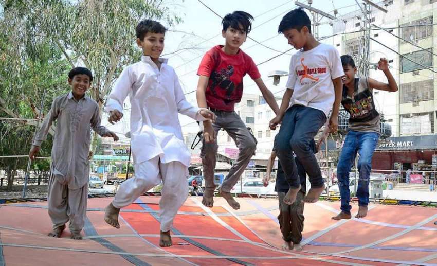 حیدر آباد: بچے جمپنگ جیک سے لطف اندوز ہو رہے ہیں۔