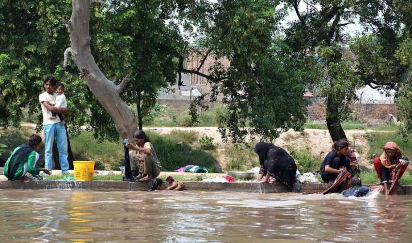 فیصل آباد: خانہ بدوش خواتین نہر کے کنارے کپڑے دھونے میں مصروف ..