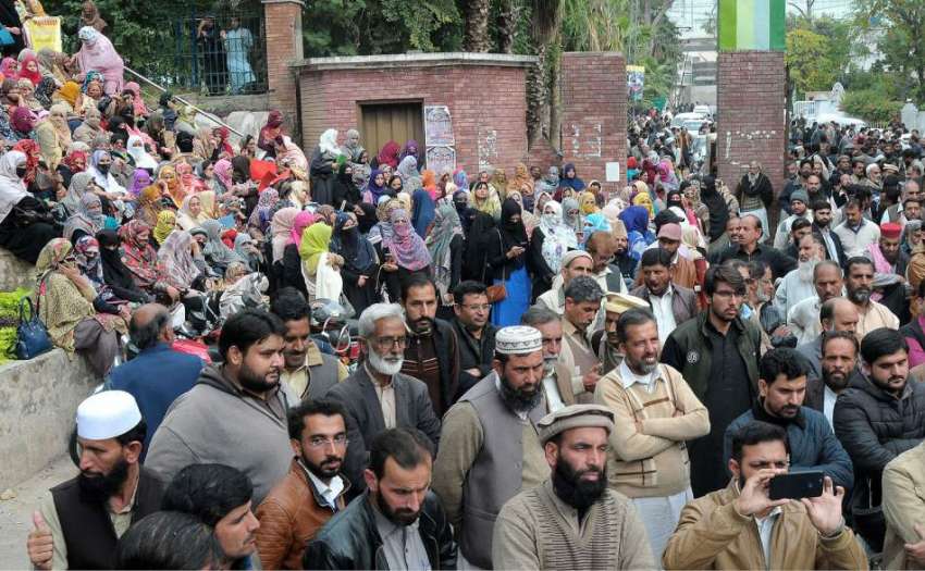 راولپنڈی: ضلع بھر سے آئے ٹیچر پریس کلب کے باہر مطالبات کے ..