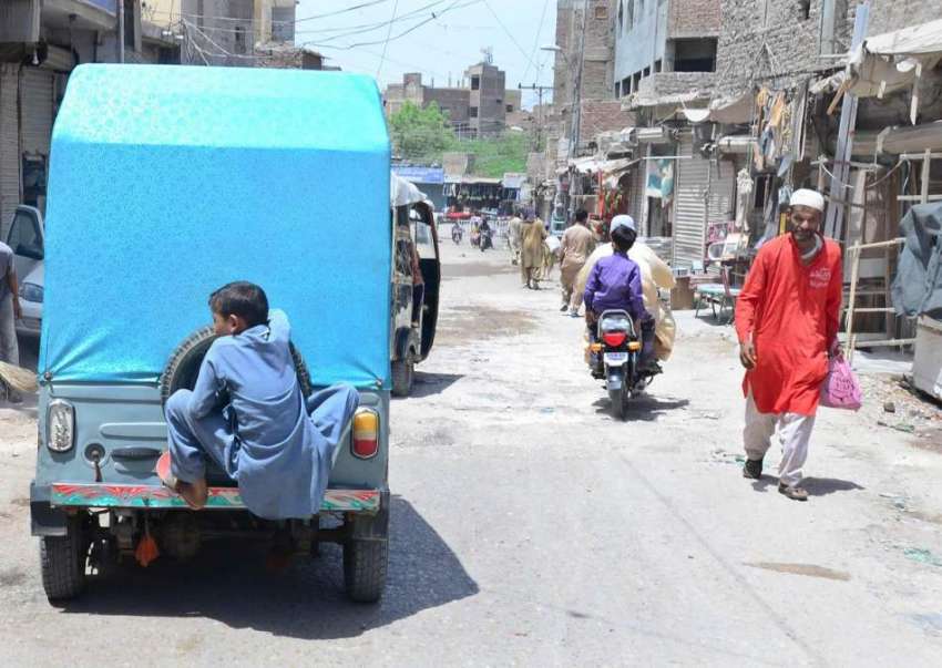 حیدر آباد: کمسن بچہ رکشہ کے پیچھے لٹک کر سفر کر رہا ہے جو ..