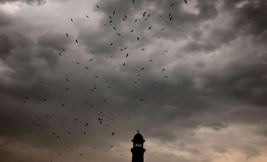 لاہور: صوبائی دارالحکومت میں دوپہر کے وقت آسمان پر گہرے ..