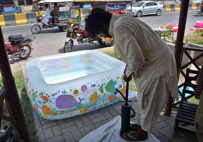 فیصل آباد: دکاندار گاہکوں کو متوجہ کرنے کے لیے بچوں کے سوئمنگ ..