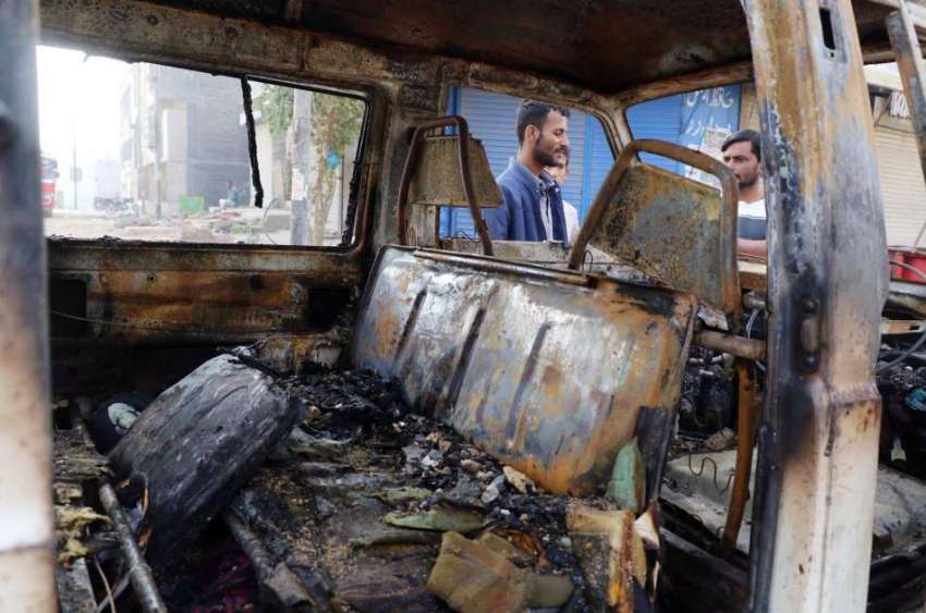 کراچی: سکول وین میں آگے لگنے سے متاثرہ وین۔