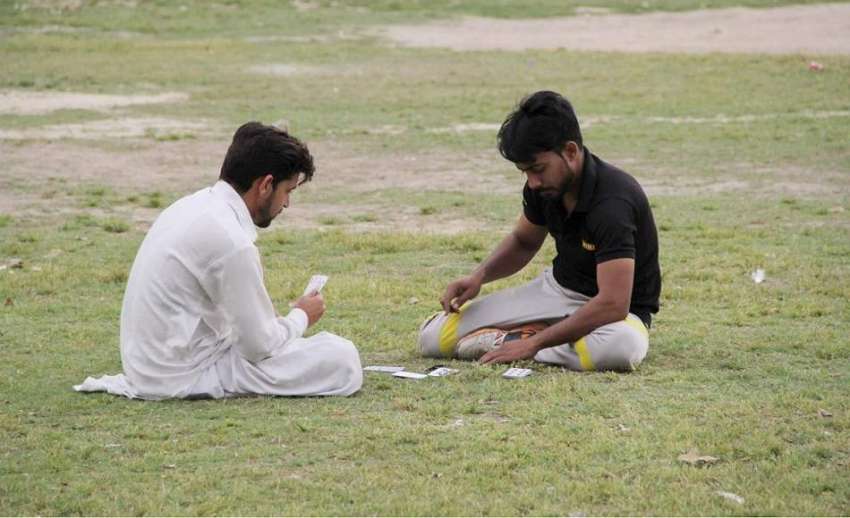 لاہور: مقامی پارک میں نوجوان تاش کھیل رہے ہیں۔