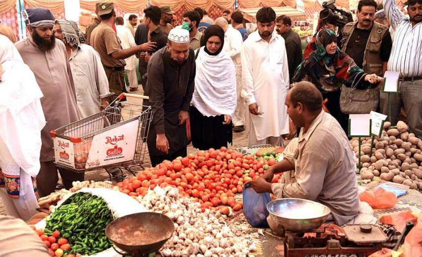 راولپنڈی: شہری رمضان سستا بازار سے خریداری کر رہے ہیں۔