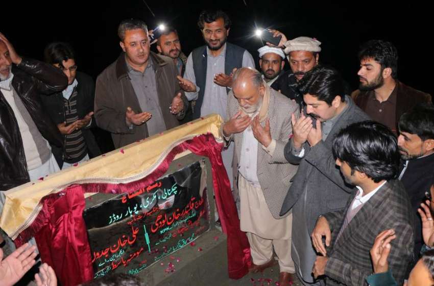 ایبٹ آباد: ایم این اے علی خان جدون سڑک کے تعمیراتی کام کے ..