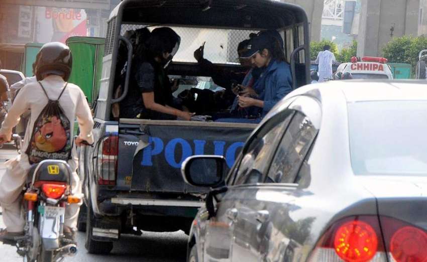 راولپنڈی:خواتین کو بٹھائے پنجاب پولیس کی گاڑی مری روڈ سے ..