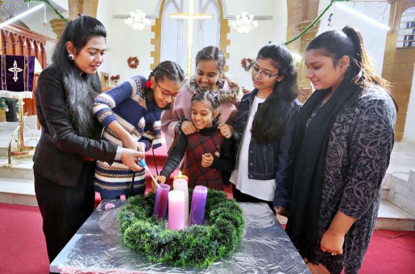حیدرآباد: سینٹ تھامس چرچ میں کرسمس کی تقریبات کے دوران مسیحی ..