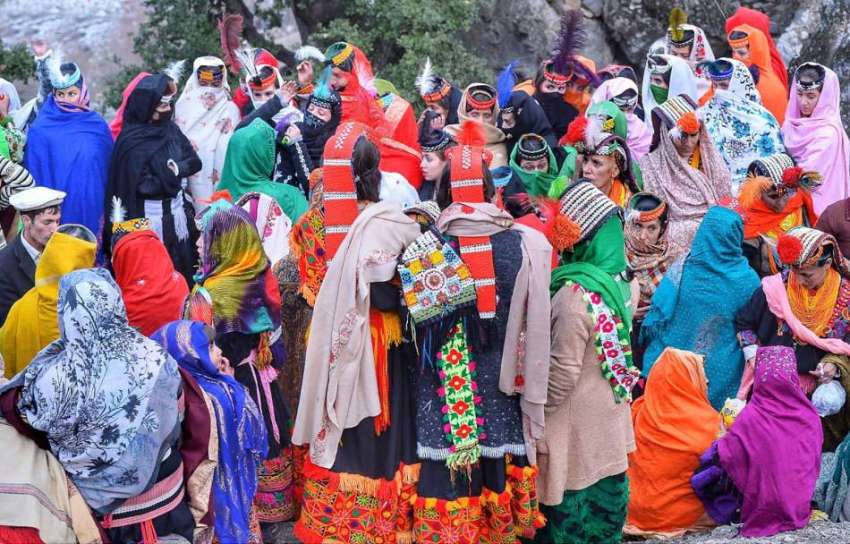 چترال: کیلاشی خواتین چاوموس فیسٹیول میں روایتی رقص کر رہی ..