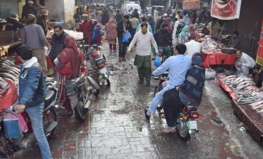 لاہور: شہری مچھلی منڈی سے خریداری کر رہے ہیں۔