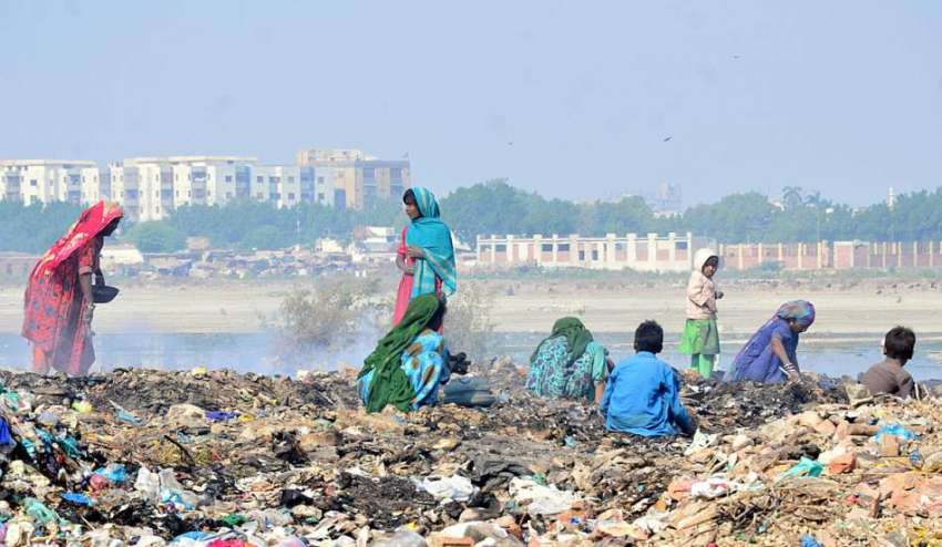 حیدرآباد: خانہ بدوش کچرے کے ڈھیر سے قیمتی سامان تلاش کر رہے ..