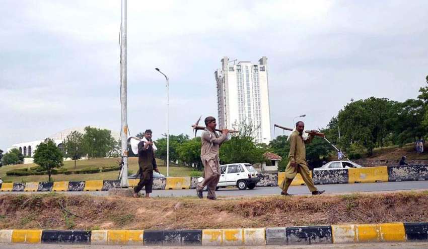 اسلام آباد: مزدور اپنے اوزار اٹھائے کام کی تلاش میں جا رہے ..