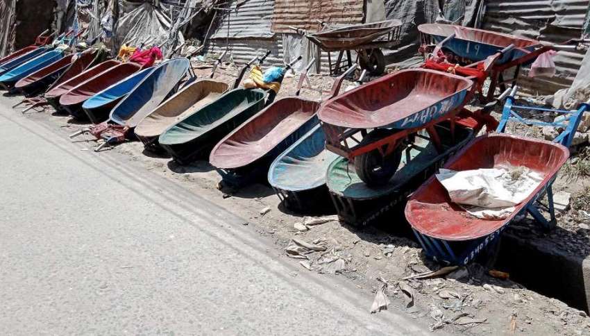 راولپنڈی: صبح سویری سبزی منڈی میں مزدوری کرنیوالے محنت کشوں ..