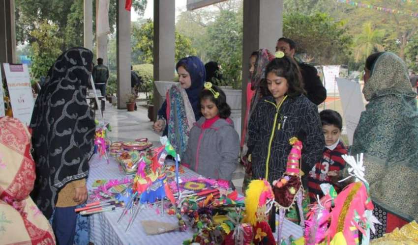 لاہور: چلڈرن کمپلیکس میں جاری فیسٹیول میں خواتین اور بچے ..