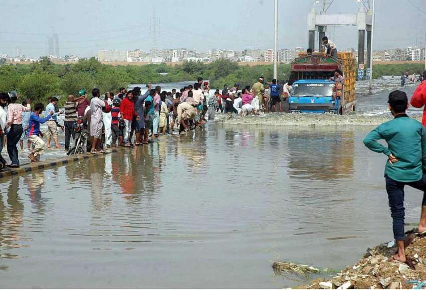 کراچی: شہر میں ہونیوالی موسلا دھار بارش کے بعد جمع شدہ پانی ..