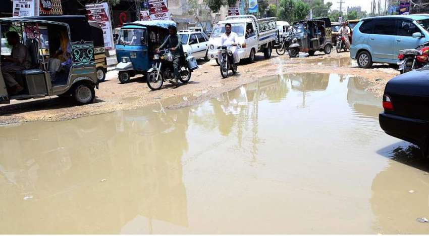 حیدر آباد: سڑک کے درمیان کھڑا سیوریج کا پانی انتظامیہ کی ..