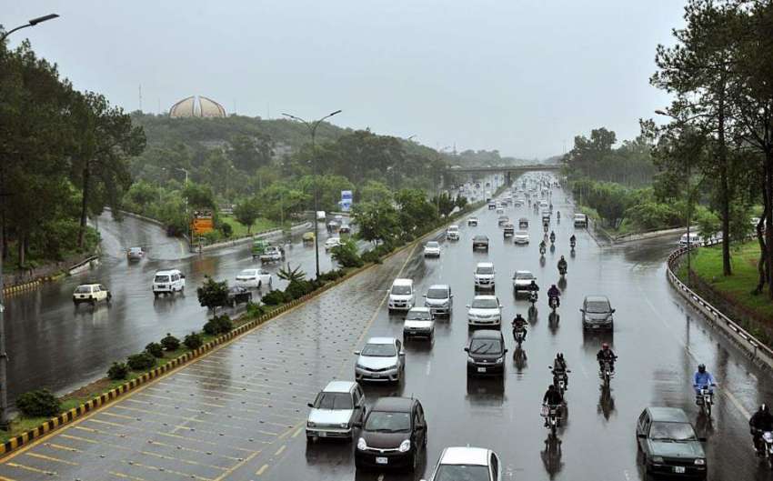 اسلام آباد: وفاقی دارالحکومت میں ہونے والی بارش کے دوران ..