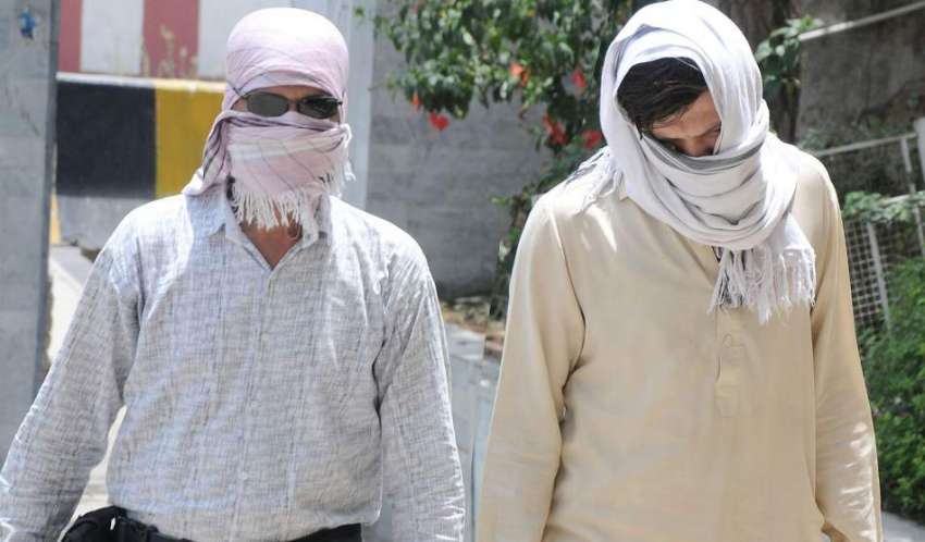 راولپنڈی: گرمی کی شدت کے باعث شہریوں نے سر اور چہرہ کپڑے ..