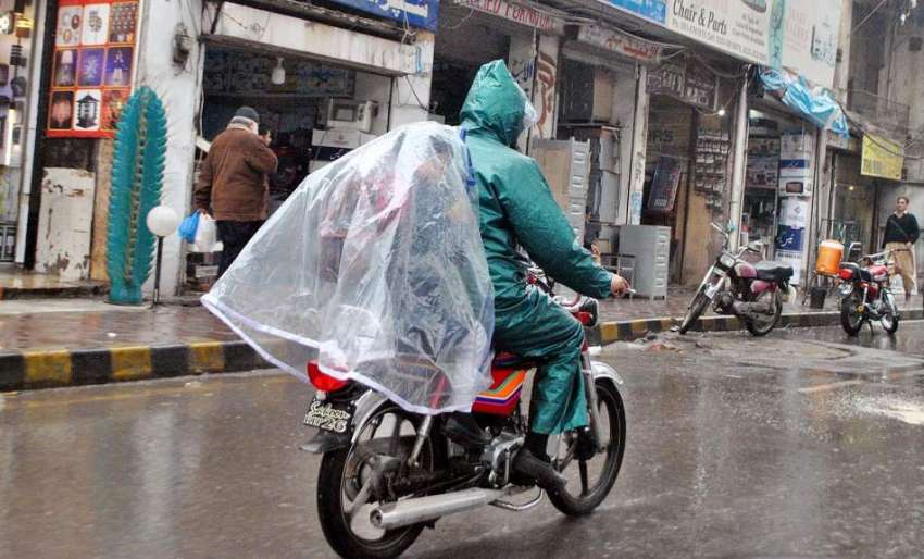 راولپنڈی: موٹر سائیکل سوار نے بارش سے بچنے کے لیے بچوں کو ..