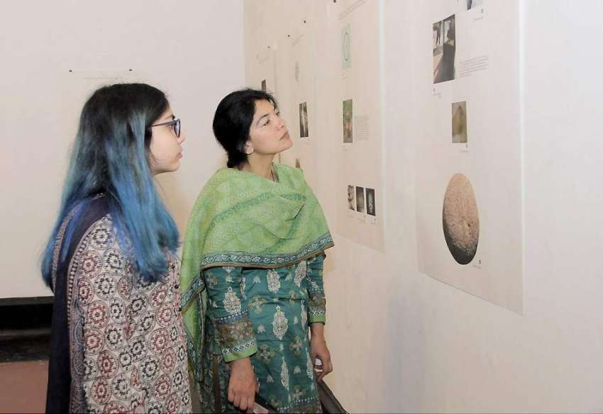 لاہور: نیشنل کالج آف آرٹس میں لڑکیاں نمائش دیکھ رہی ہیں۔