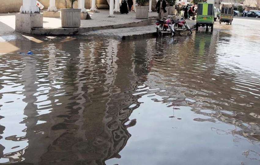 راولپنڈی: مریڑ چوک میں بارش کے جمع پانی سے گزرنے والوں کو ..