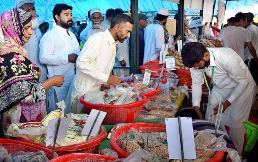 سیالکوٹ: شہری رمضان سستا بازار سے خریداری کر رہے ہیں۔