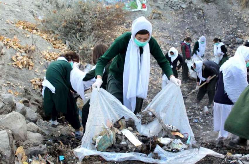 ہنزہ: صفائی آگاہی مہم کے دوران طالبات کچرا جمع کر رہی ہیں۔