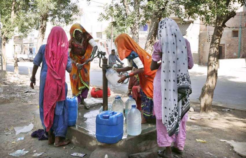 حیدرآباد: لطیف آباد میں ہینڈ پمپ سے خواتین پینے کا پانی بھرنے ..