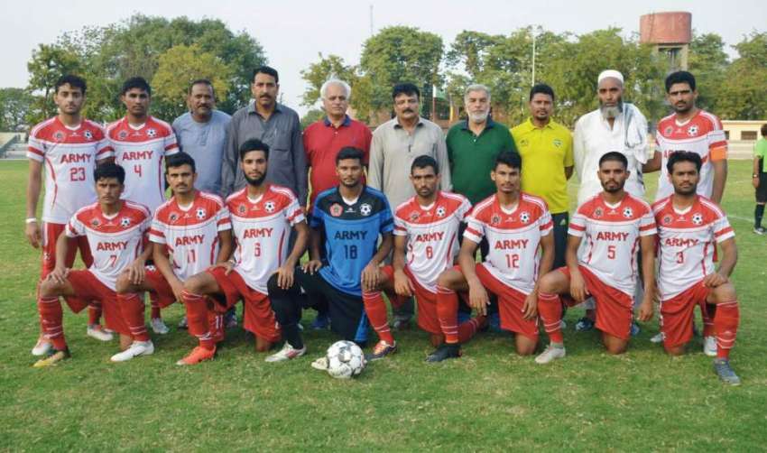 پشاور: نیشنل فٹ بال چیلنج کپ کے موقع پر آرمی ٹیم کھلاڑیوں ..