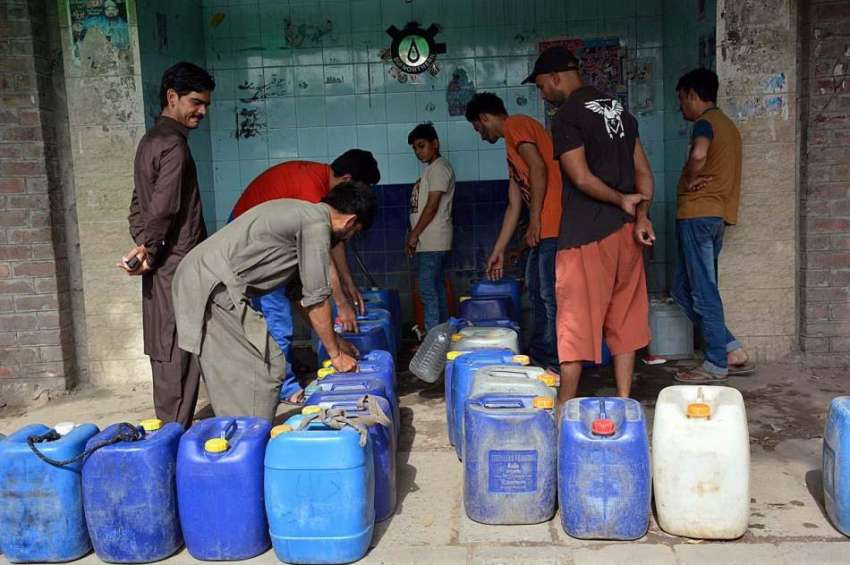 فیصل آباد: شہری واٹر فلٹریشن پلانٹ سے پینے کے لیے پانی بھر ..