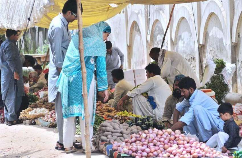 ملتان: شہری ہفتہ وار جمعہ بازار سے سبزیاں خرید رہے ہیں۔