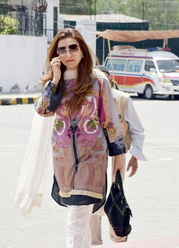 لاہور: ایک خاتون رکن پنجاب اسمبلی کے اجلاس میں شرکت کے لیے ..