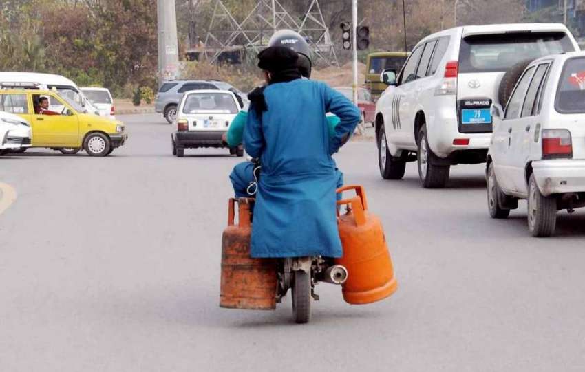 اسلام آباد: موٹر سائیکل سوار خطرناک انداز سے سلنڈر رکھے ..