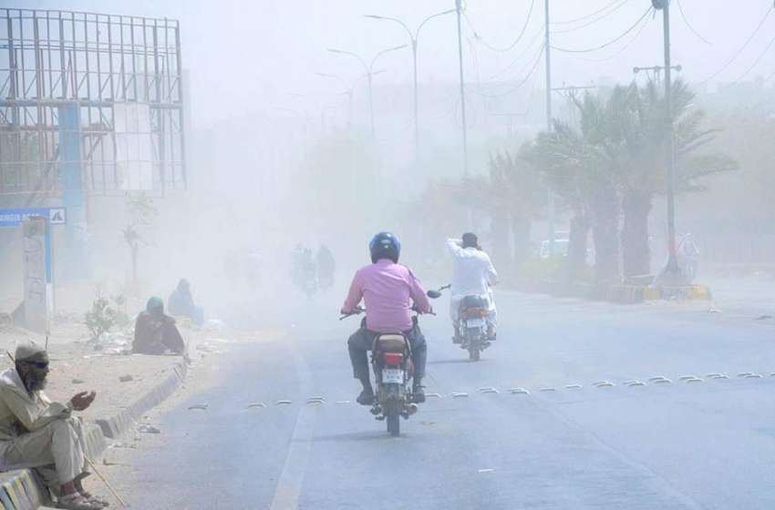 حیدر آباد: تیز آندھی کے باوجود موٹر سائیکل سوار اپنا سفر ..