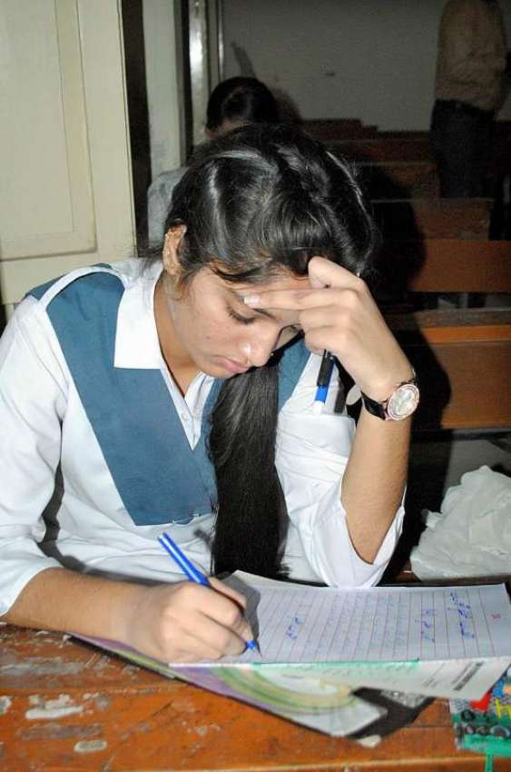 حیدر آباد: انٹرمیڈیٹ کے سالانہ امتحانات کے موقع پرطالبات ..