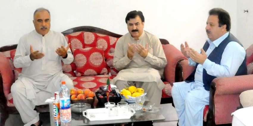پشاور: گورنر خیبر پختونخوا شاہ فرمان صوبائی وزیر اطلاعات ..