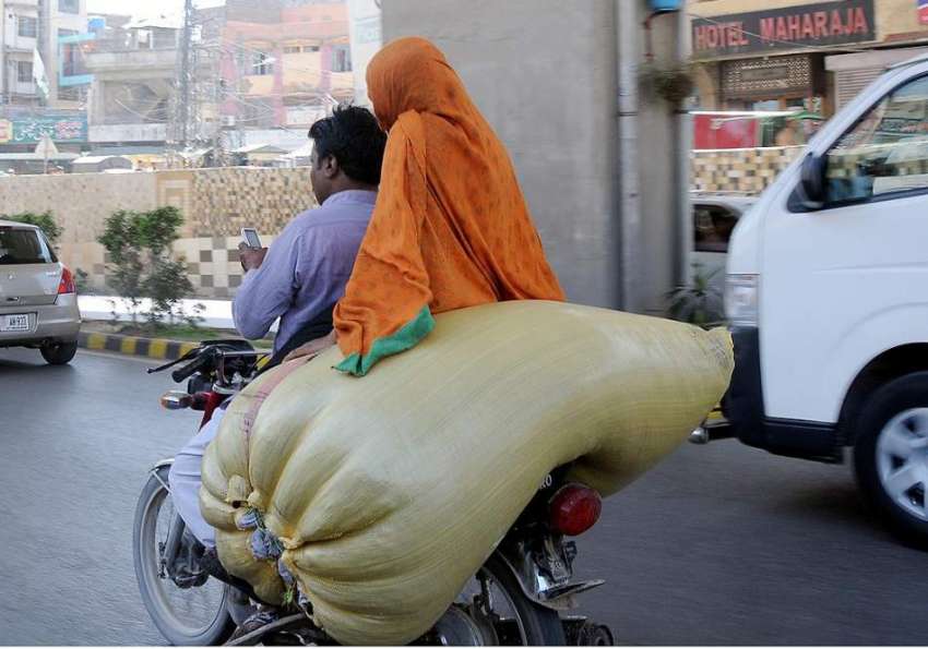 راولپنڈی: مری روڈ کی بے ہنگم روڈ سے شہری نے موٹر سائیکل پر ..
