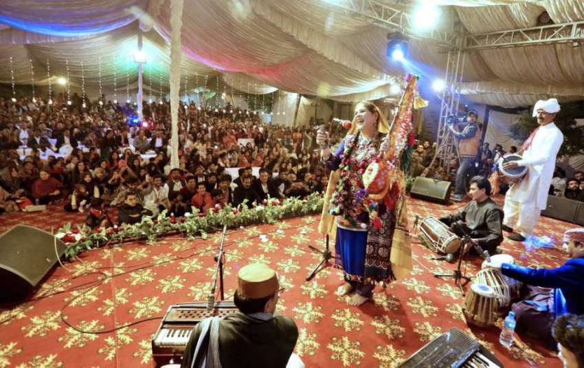 حیدرآباد: سندھ میوزیم میں  ایاز میلے کے دوران لوک گلوکار ..