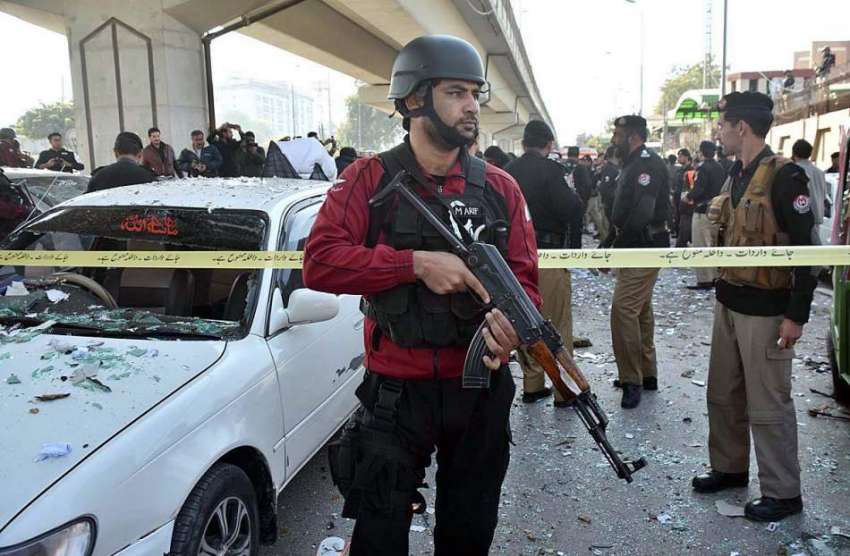 پشاور: ہائی کورٹ کے سامنے بم دھماکے کے دوران سیکیورٹی اہلکار ..