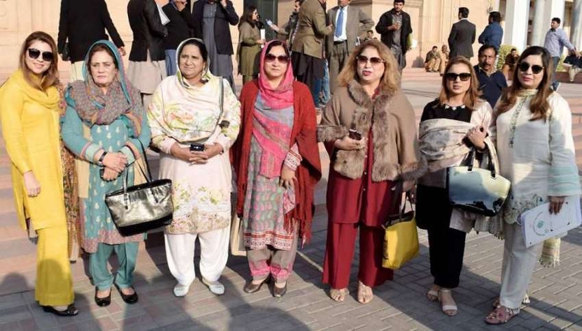 لاہور: پنجاب اسمبلی کے اجلاس میں شرکت کے لیے آنے والی خواتین ..