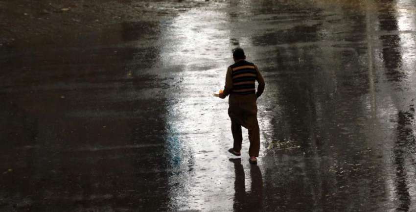 اسلام آباد: شہری بارش کے دوران اپنی منز ل کی جانب رواں دواں ..