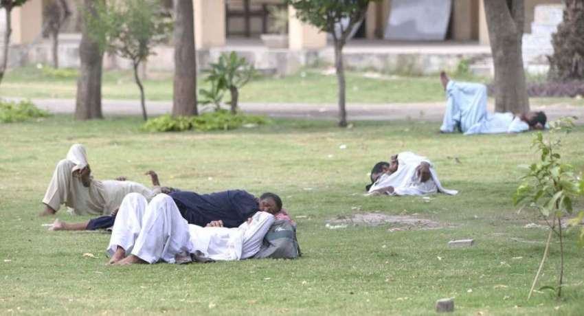راولپنڈی: لیاقت باغ میں شہری دوپہر کے وقت درختوں کے سائے ..