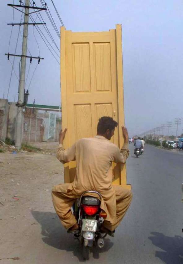 فیصل آباد: موٹر سائیکل سوار خطرناک انداز سے لکڑی کا دروازہ ..